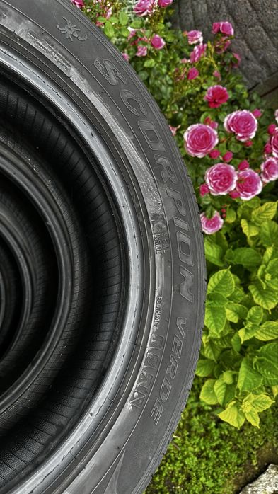 Гуми Pirelli scorpion verde 235/55/r18 3 бр и една michelin all season същия размер.
