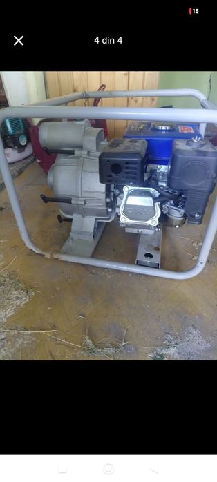 Pompa apaVând pompă de apă pe benzina