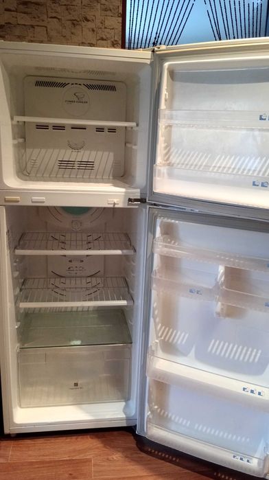 Срочно продам холодильник  Samsung    б/у . Рабочий.
