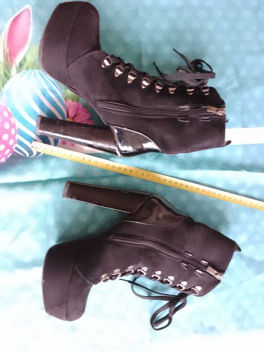 Продавам боти велур и лак. №37, но отговарят на №36. Запазени.