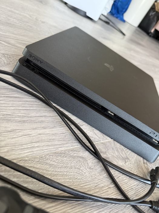 Ps4 slim със три джойстика
