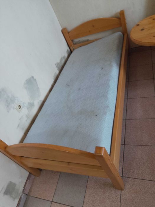 Продавам единично легло от масивен чам без матрак