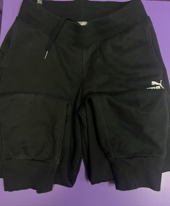 Дамски спортен екип от долнище и горнище на Puma.