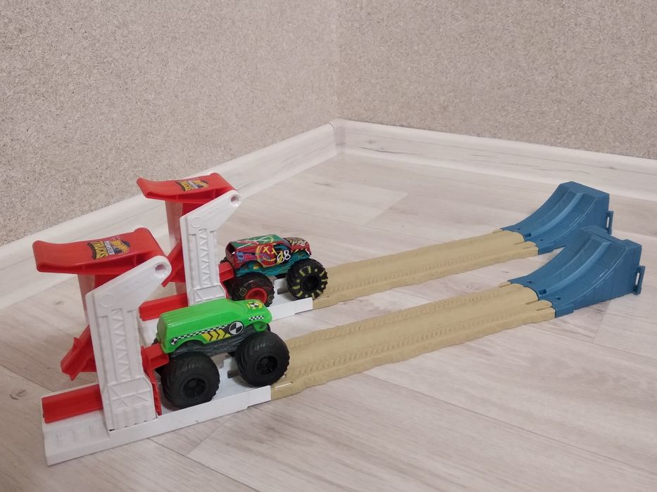 машинки Монстр траки Hot Wheels