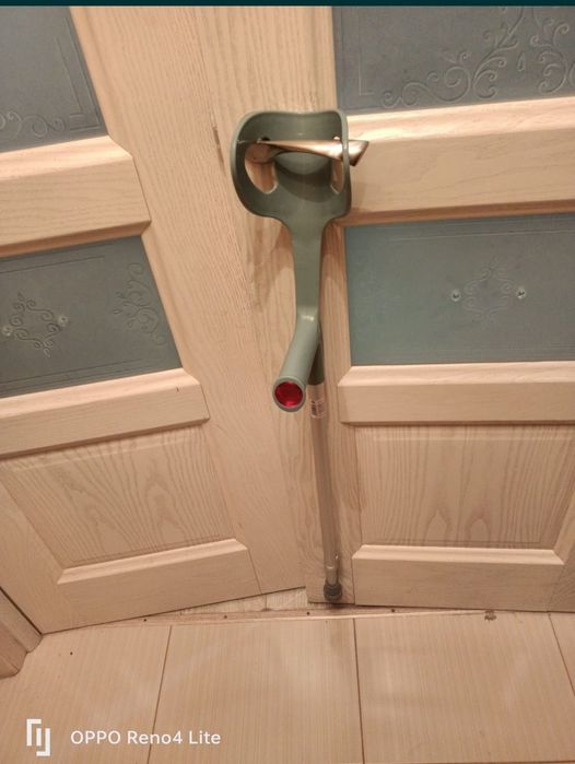 Продам локтевой костыль.