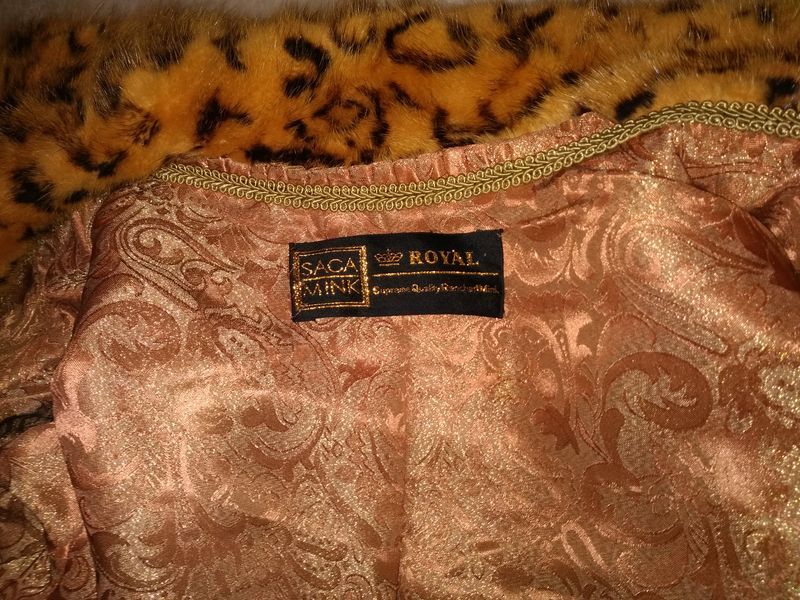 Елегантно късо палто от норка Saga Mink Royal
