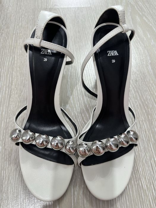 Кожаные босоножки Zara