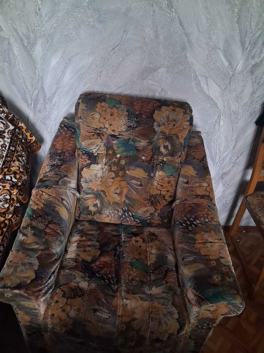 Отдам два одинаковых кресла даром