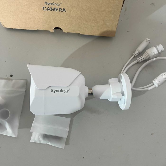 Cameră de supraveghere inteligentăSynology BC500, produs nou resigilat, în stare impecabilă.  Model premium cu funcții AI integrate,