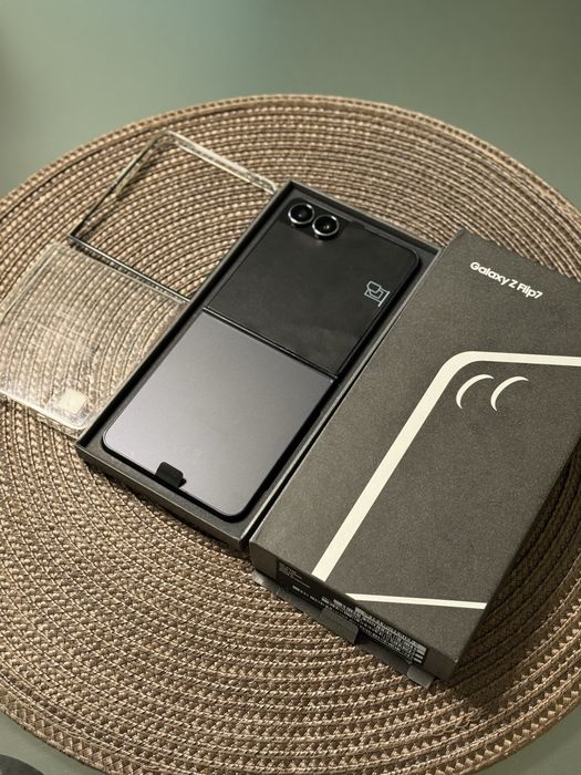 Samsung Galaxy Z flip 7 Black 256 Garantie | 12 GB Ram la cutie + husa