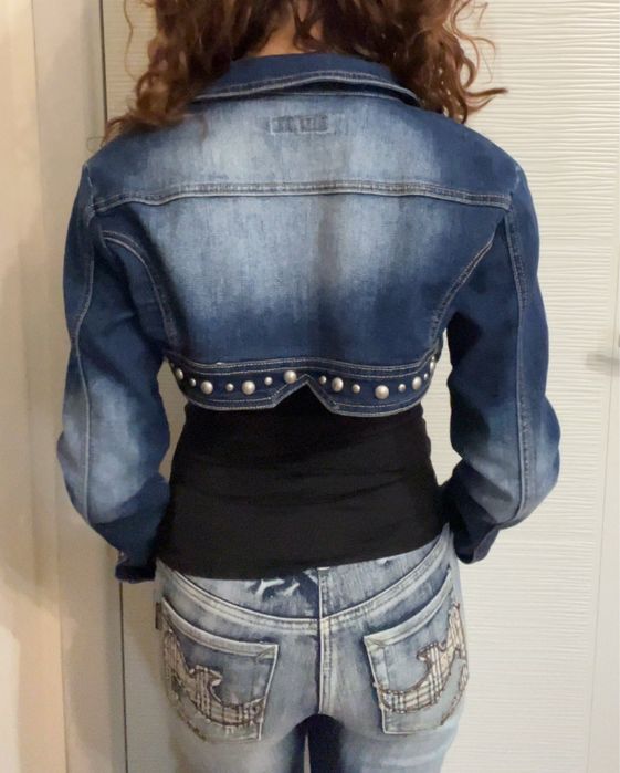 Късо дънково y2k яке със сребърни елементи