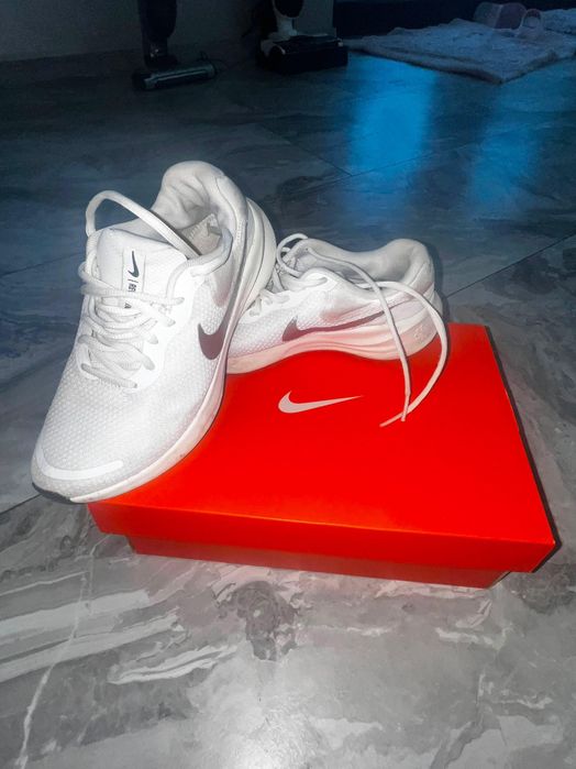 Бели обувки Nike