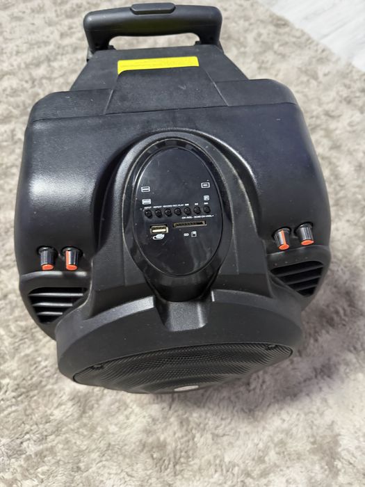 Vând boxa AKAI  nu are probleme