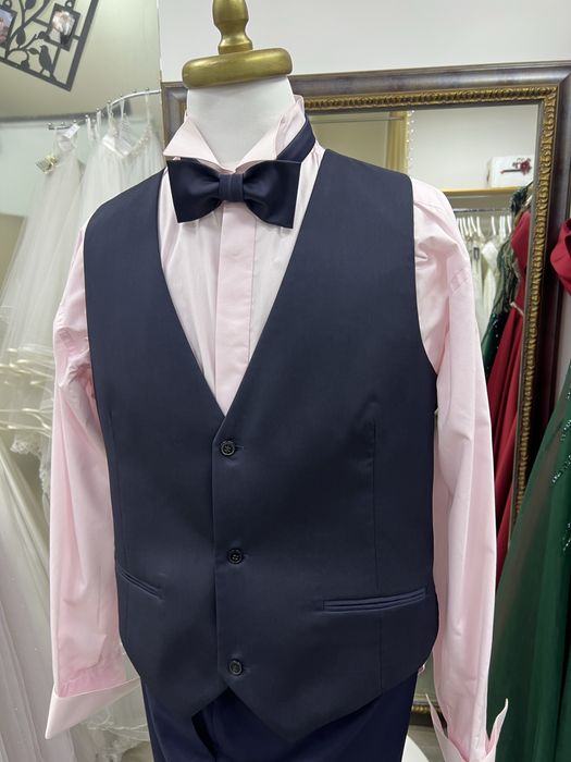 Мъжки костюм с риза и елек