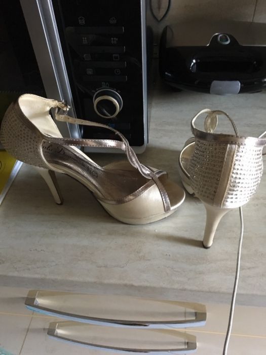 Sandale de mireasa model deosebit! Marimea 37-38.