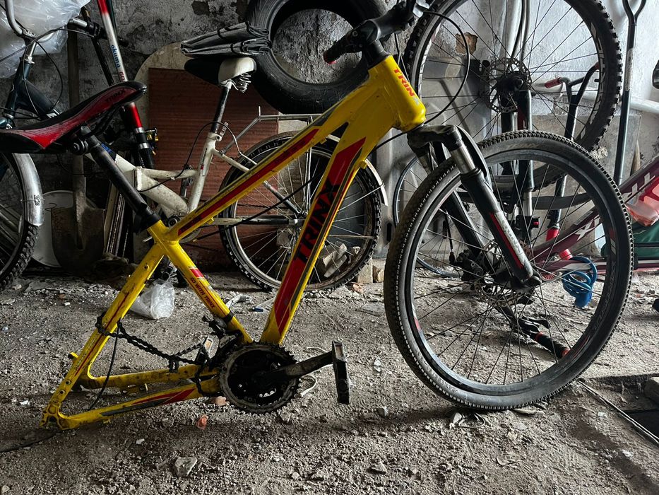 Три велосипеда, самокат.