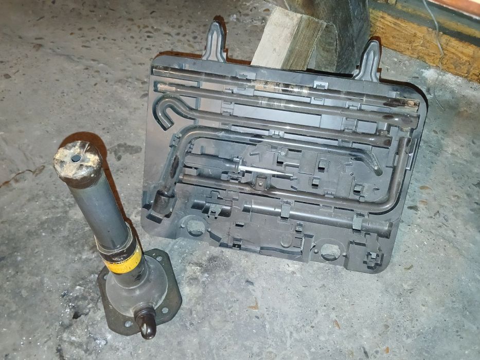 Продам домкрат прада 150