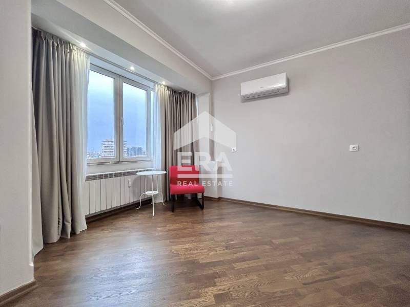 Модерно обзаведен тристаен апартамент с панорамна гледка към Южен парк