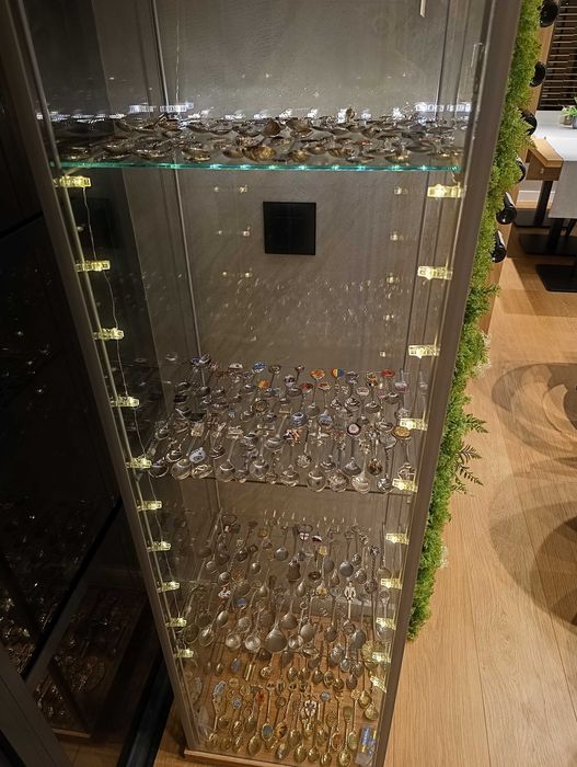 Луксозна стъклена витрина с лична колекция от скъпи сувенири