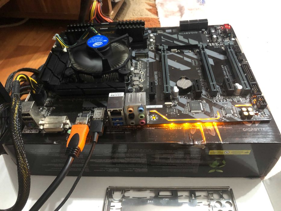 i3 8100, 16GB RAM, MB Gigabyte Z370, Sursa 700 W,  Cooler CPU Zalman
