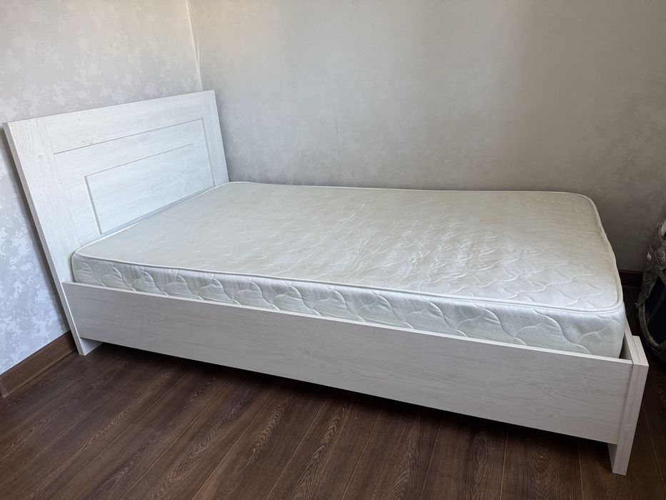 Кровать с матрацем