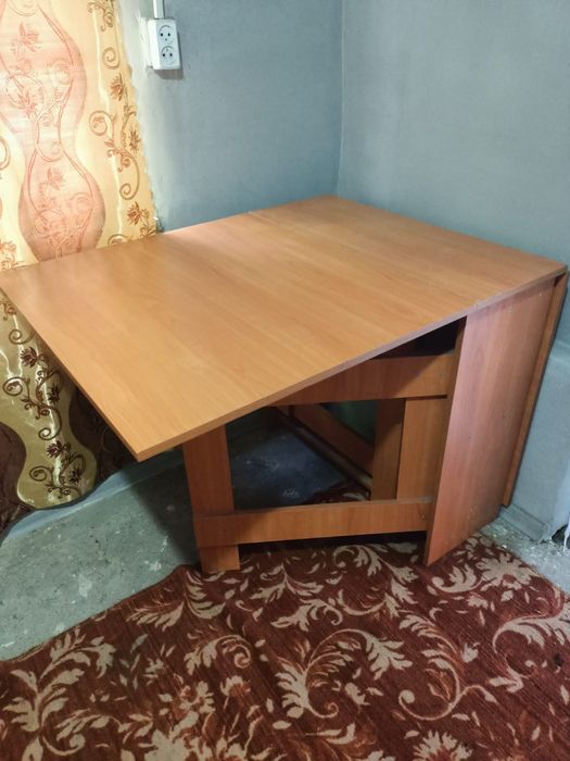 Продам стол книжку