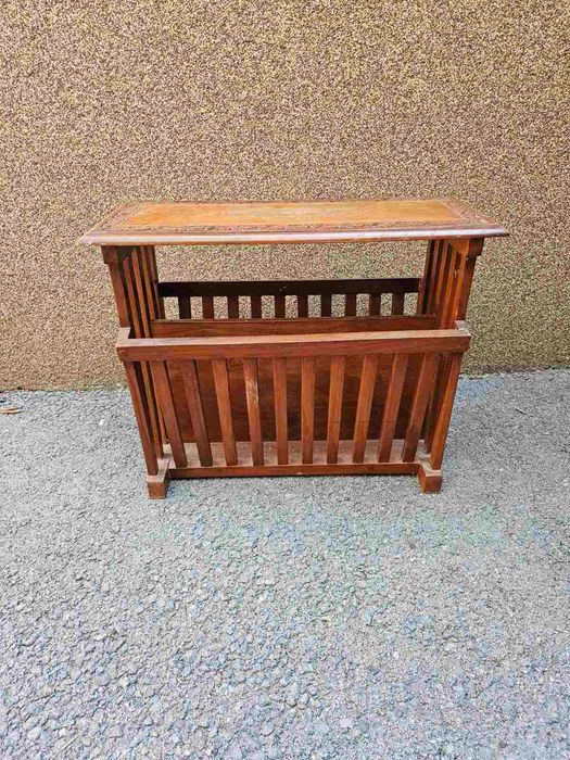 Ръчно изработена стойка /масичка с дърворезба