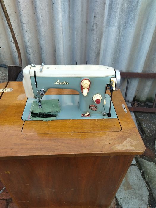 Швейная машинка Лада