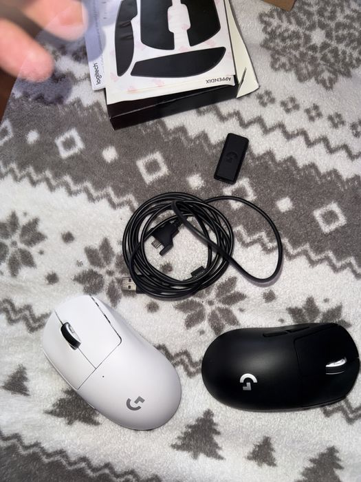 Mouse Gaming Logitech Pro X Superlight negru si alb