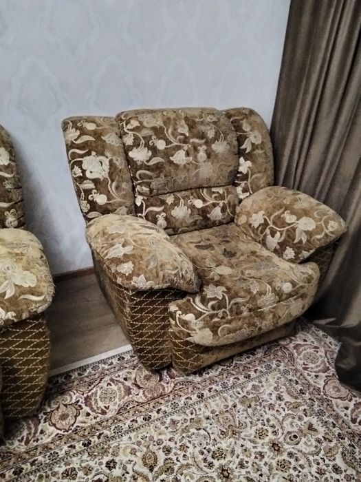 Продам диван и два кресла.