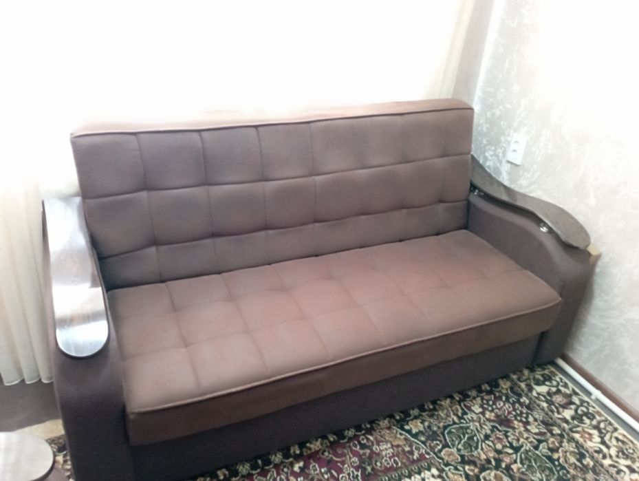 Mehmonxona mebeli, yaxshi holatda, 2 ta kreslo va 1 ta divan