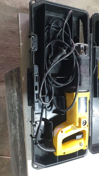 Fierăstrău sabie Dewalt electric