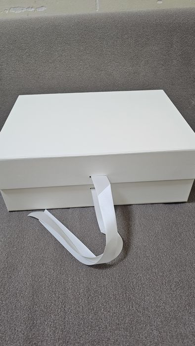 Продам подарочные коробки белые