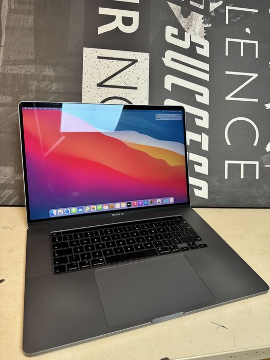  MacBook Pro 16", 2019 2.6 GHz 6-Core Intel Core i7, 32GB RAM 500GB SSD