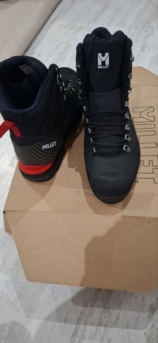 Мъжки обувки G TREK 5 GORE-TEX

Предназначени за преходи на дълги разс