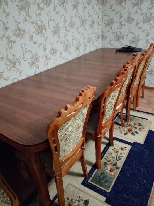 Большой стол со стульями