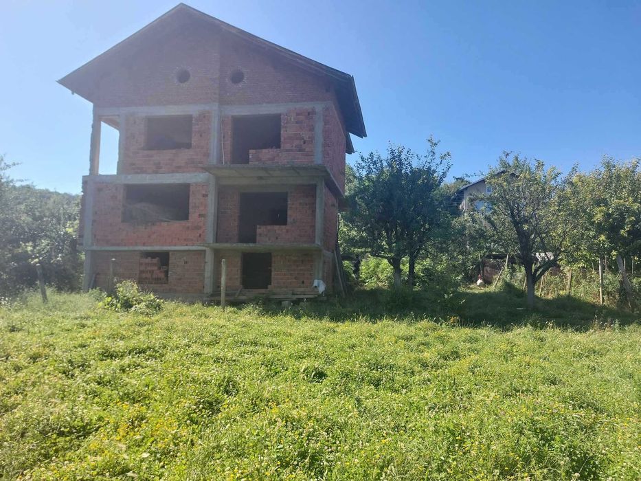 Самостоятелна къща на 2 етажа с таванско и сутерен Кюстендил с.Згурово