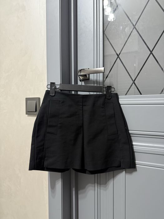 Шорты, рубашки, очки, пиджак, шарфы