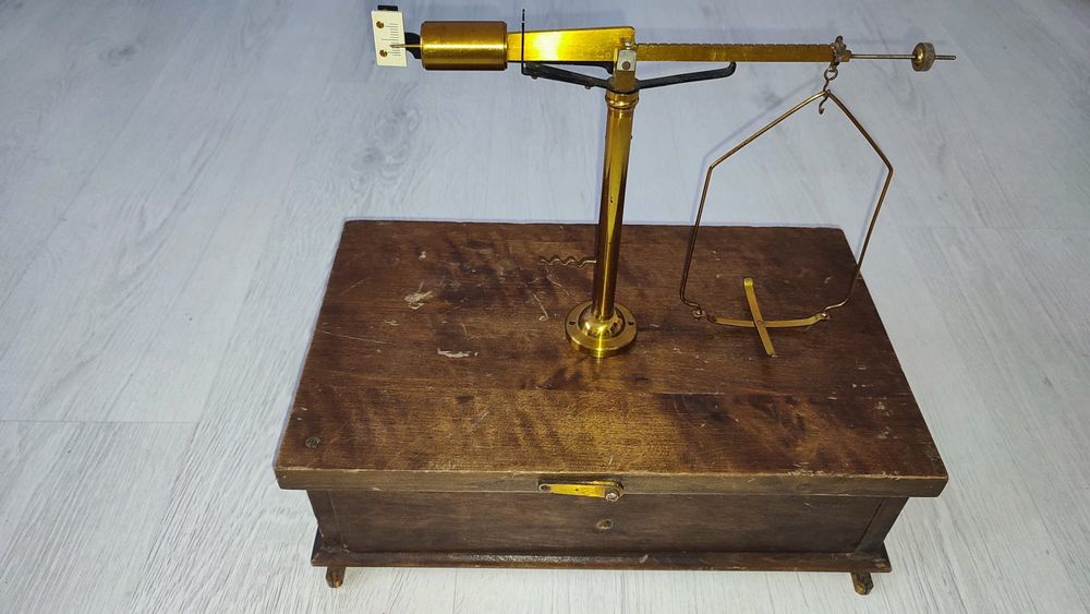 Balanță hidrostatică veche pentru măsurarea densității – alamă, cutie lemn din familia balanțelor Mohr–Westphal / specific gravity balance.