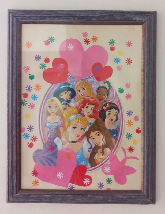 Колаж Монстърхай Дисни принцеси органайзер Виолета Фотьойл Куче Мопс