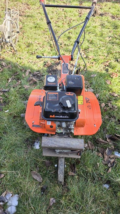 Vând motosapă    ..