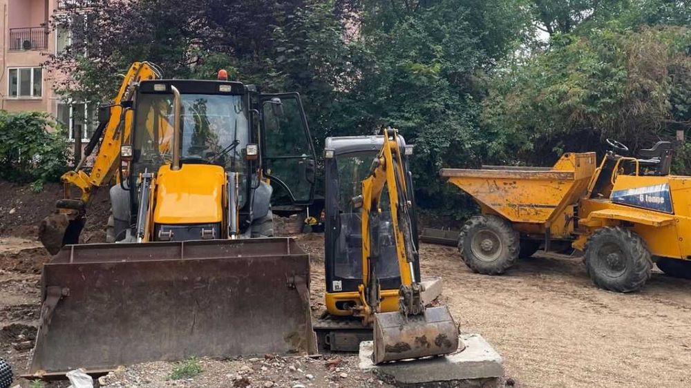 Buldoexcavator JCB 3CX inchiriat