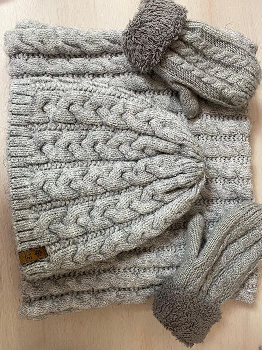 Продам шапку, снут и варежки