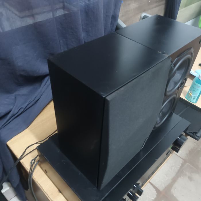 Boxe sateliți KEF și Teufel