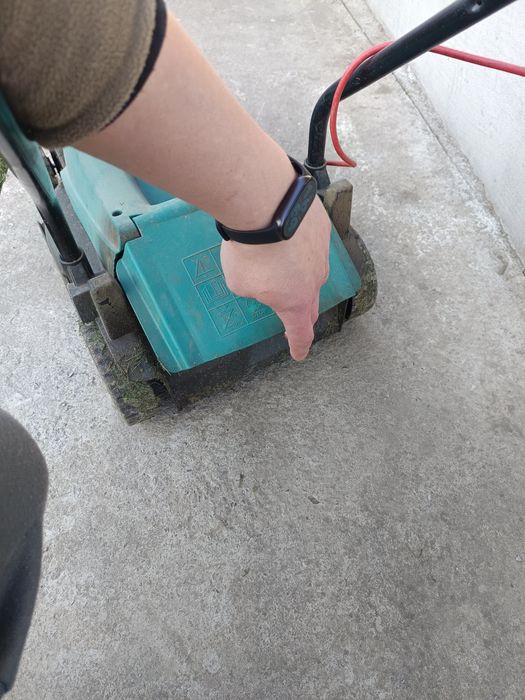 Vând mașină electrică de tuns gazon-iarba bosch