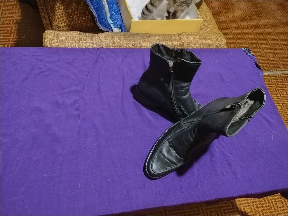 Продаются сапожки женские
