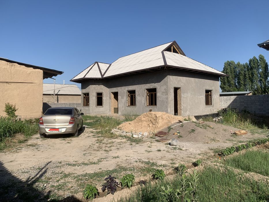 Uy sotiladi Uchastka yangi qurilgan uy