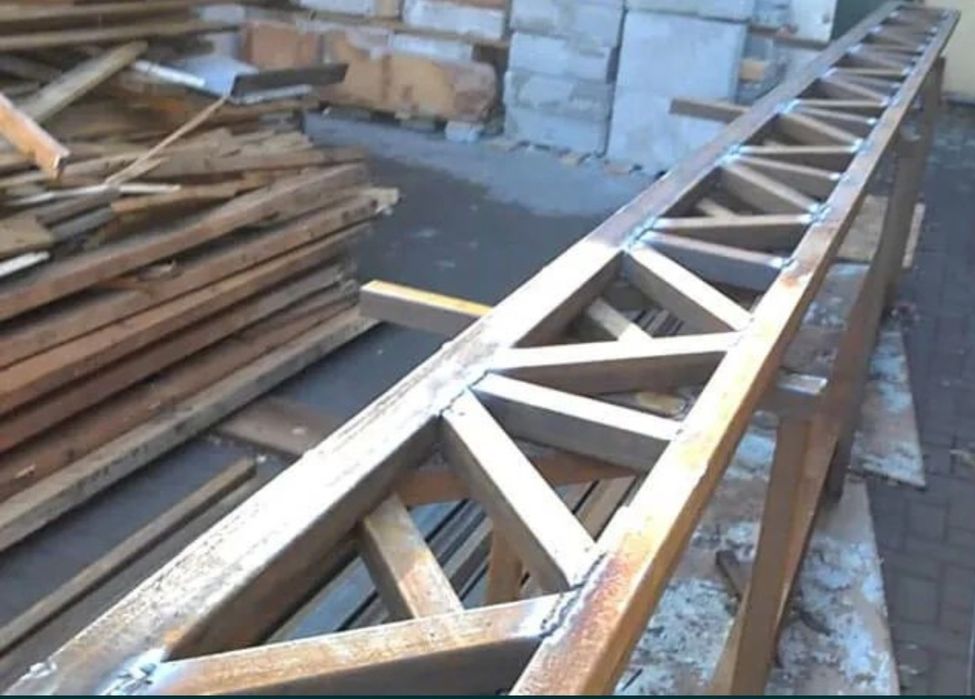 Сварчик, 30 йиллик тажрибага эга профессионал сварчик.