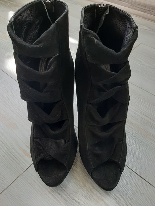 Велурени високи обувки Hoss intropia