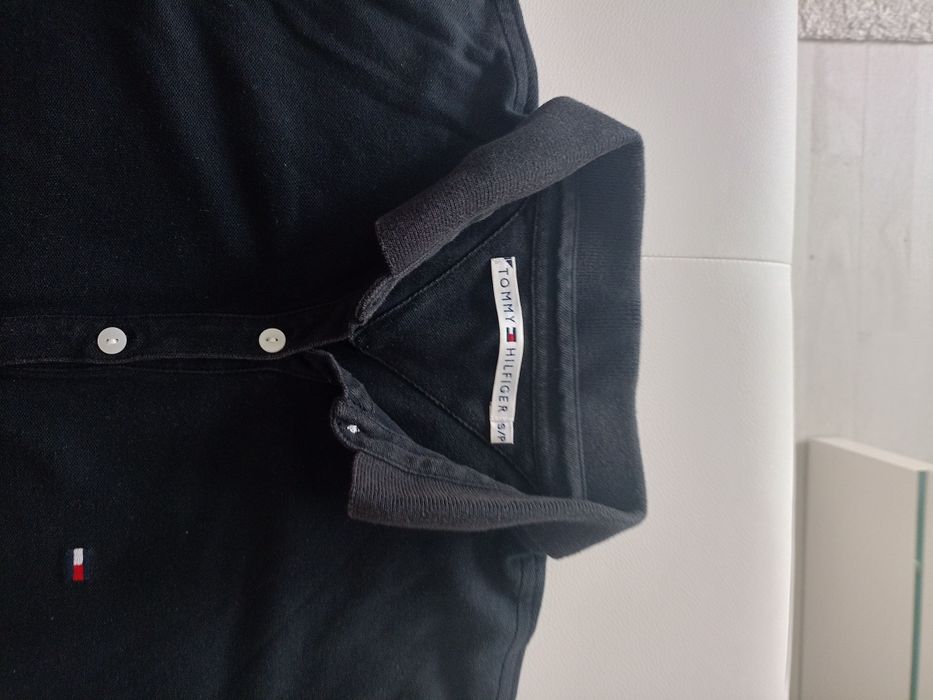 Vând tricou dama Tommy Hilfiger,cu mânecă trei sferturi, produs că nou